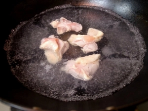 鶏もも肉を茹でる