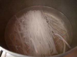 お湯を沸かしてフォー乾麺を入れる