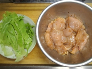 そぎ切りにした鶏胸肉を醤油、ニンニク、生姜で漬け込む