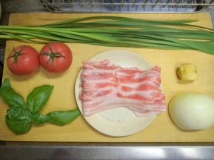 豚バラ肉、ニラ、タマネギ、生姜、トマト、バジル