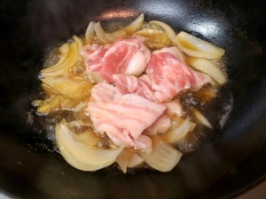 豚肉と生姜を入れる