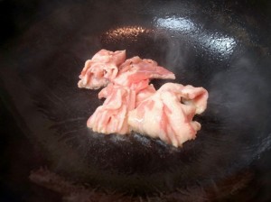 中華鍋をよく熱して豚肉を入れる