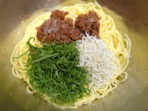 茹で上がったパスタにオリーブオイル、シソ、梅、シラス