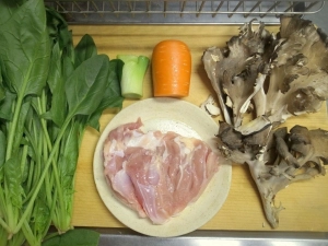鶏もも肉、舞茸、ニンジン、長ネギ、ほうれん草