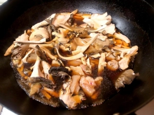 水、鶏肉、舞茸、ニンジン、醤油、みりん、酒で５分ほど煮る