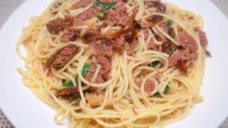 コンビーフとドライトマトのパスタ