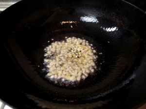 ごま油を熱し、生姜とニンニクを炒める