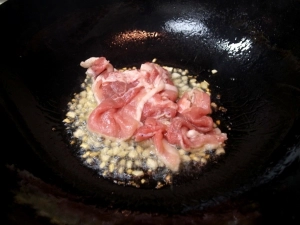 豚肉を入れる
