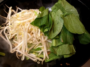 もやしと小松菜の葉を入れる