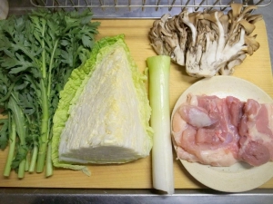鶏もも肉、白菜、春菊、舞茸、長ネギ
