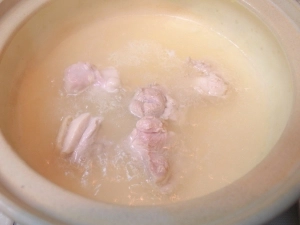 アクを取ったら顆粒鶏ガラスープを入れる