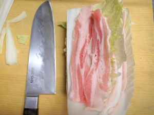白菜、豚肉、白菜、豚肉と重ねてから包丁で切り分ける
