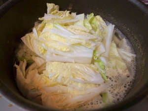 水に顆粒だしをいれ、白菜を煮ていく