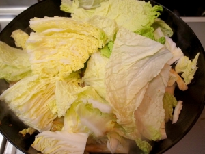 水 300mlと白菜の葉の部分を入れて煮ていく
