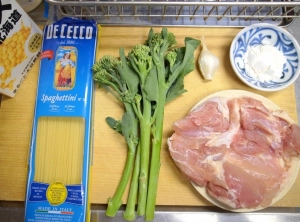 鶏もも肉、ブロッコリー、豆乳、ニンニク、小麦粉、パスタ