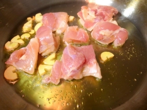 オリーブオイル、ニンニク、鶏肉