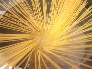 パスタ 170g を茹でる