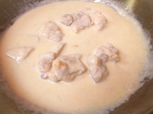 豆乳を加え、木べらで撹拌していく