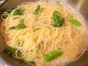 茹で上がったパスタとブロッコリーを加える
