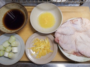 鶏もも肉はフォークで穴を開け、柚子の皮の半分はおろして、半分はみじん切り