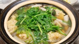 鶏団子と芹・ごぼう・大根の鍋