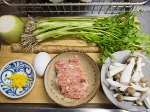 鶏挽肉、芹、ごぼう、大根、ぶなしめじ、卵、柚子