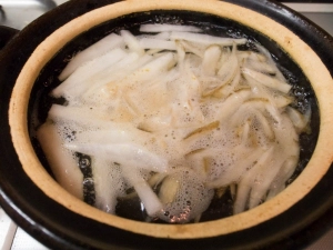 ごぼうと大根を煮る
