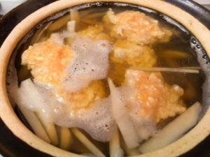 挽肉を団子にして鍋に落としていく