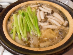 火を止めてから芹の葉を加え、土鍋のフタをして食卓へ