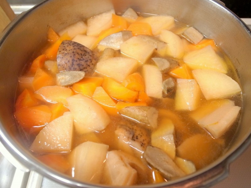 フタを開けると見た目はあまり変わっていないが、根菜は十分やわらかく煮えている