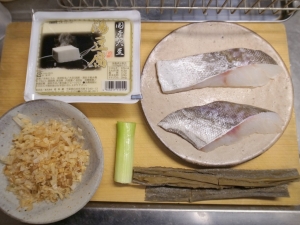 絹豆腐、鱈、長ネギ、削り節