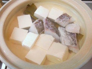豆腐と鱈を入れる