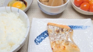 焼き鮭ハラミ、根菜の煮物、卵かけご飯、ミニトマト