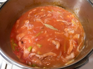 トマトの水煮缶、ローリエを入れる