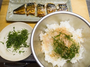 焼いた塩鯖は切り分け、新生姜とシソと白ごまをご飯混ぜる