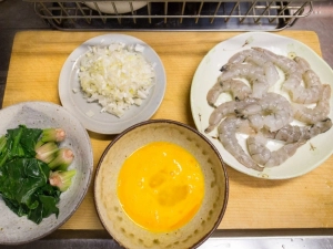 エビは殻をむいて背わたを取る