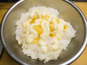炊きたてご飯、マヨネーズと卵