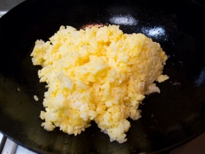 卵マヨネーズご飯を炒める