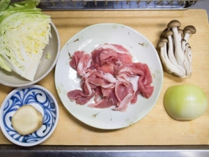 豚肉、生姜、たまねぎ、ブナシメジ、キャベツ
