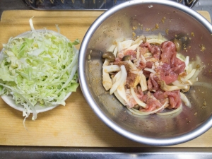 豚肉、たまねぎ、ブナシメジを醤油、みりん、日本酒のたれに漬け込む