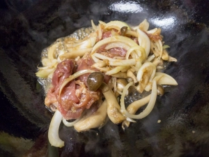 中華なべに油を薄く引いてたれごと焼いていく