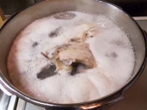 鶏ガラは軽く煮てから流水でよく洗う