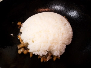 卵とレンジで温めたご飯を入れる