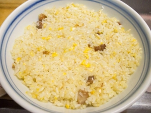 チャーハンを丼につめて、皿でフタをし、ひっくり返してポン
