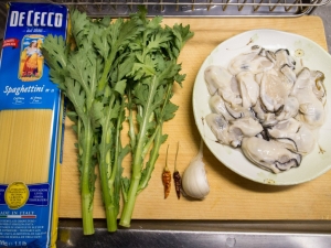 牡蠣、春菊、にんにく、唐辛子、パスタ