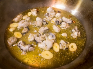 刻んだ牡蠣を炒める