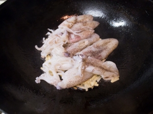 薄く油を引いた鍋で、ひいかと生姜を炒める