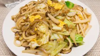 休みの昼飯に焼きうどん