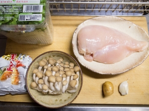 鶏胸肉、ぶなしめじ、かいわれ大根、ニンニク、生姜、天ぷら粉