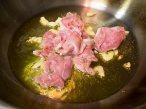 オリーブオイル、にんにく、豚肉
